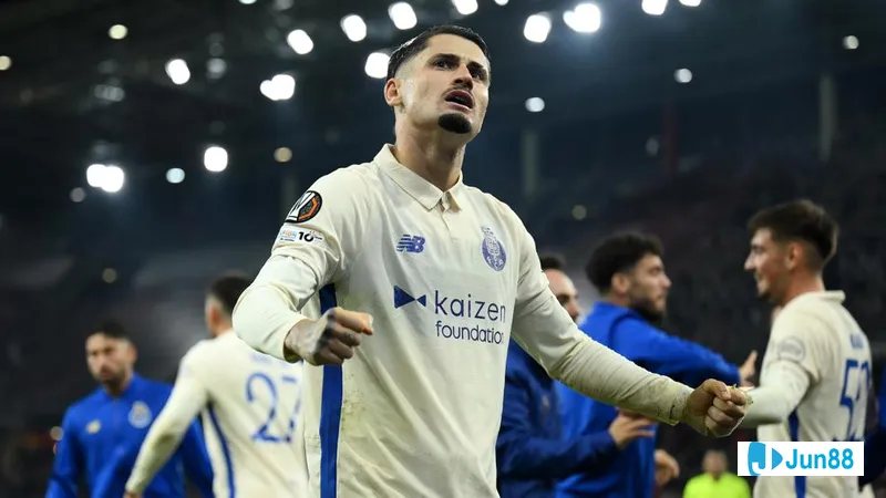 Cầu thủ Lyon vượt qua đối thủ Salzburg trong pha tấn công quyết liệt trên sân cỏ Cầu thủ Lyon vượt qua đối thủ Salzburg trong pha tấn công quyết liệt trên sân cỏ