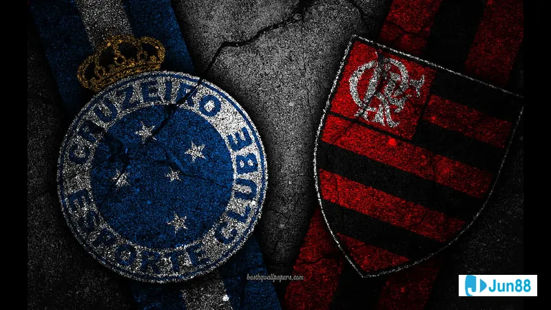 Cầu thủ của Flamengo RJ vượt qua cầu thủ của Cruzeiro trong trận đấu bóng đá