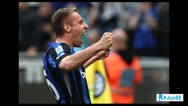 Cầu thủ Inter vượt qua cầu thủ Cremonese trong trận đấu bóng đá. Cầu thủ Inter vượt qua cầu thủ Cremonese trong trận đấu bóng đá.