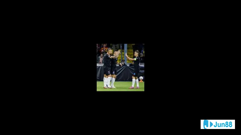 Cầu thủ Panathinaikos vượt qua cầu thủ G.A. Eagles trong trận đấu Cầu thủ Panathinaikos vượt qua cầu thủ G.A. Eagles trong trận đấu