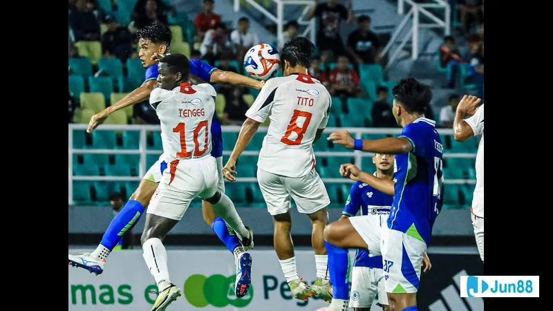 Cầu thủ Persiku Kudus đang nỗ lực chạy bóng trước sự áp đảo của hậu vệ Barito Putera Cầu thủ Persiku Kudus đang nỗ lực chạy bóng trước sự áp đảo của hậu vệ Barito Putera