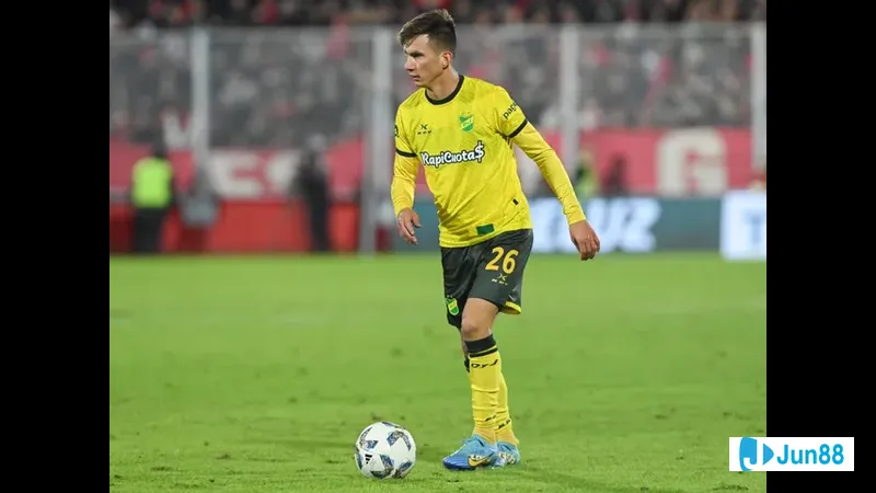 Cầu thủ của Tigre và Defensa y Justicia đấu tranh quyết liệt trong không gian hẹp trên sân cỏ Cầu thủ của Tigre và Defensa y Justicia đấu tranh quyết liệt trong không gian hẹp trên sân…