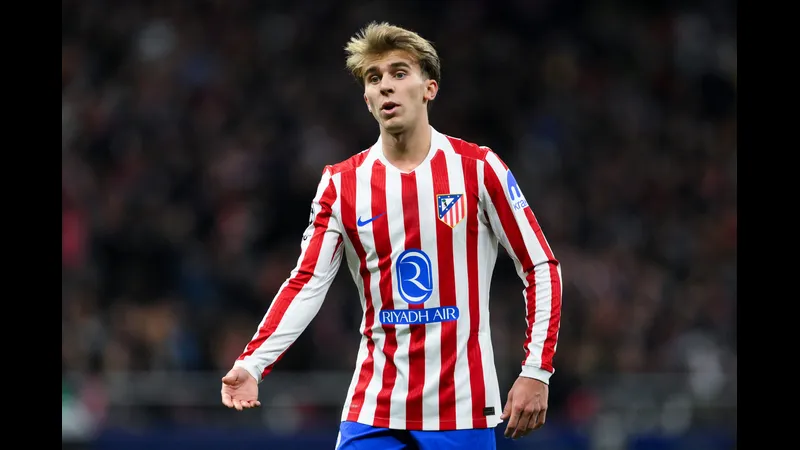 Cầu thủ Atletico Madrid với sự tập trung cao độ khi đối đầu với cầu thủ Real Oviedo trong trận đấu Cầu thủ Atletico Madrid với sự tập trung cao độ khi đối đầu với cầu thủ Real Oviedo trong…