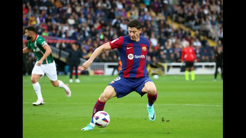 Cầu thủ Barca tạo khoảng trống trước hàng phòng ngự Alaves để chuẩn bị nhận đường chuyền Cầu thủ Barca tạo khoảng trống trước hàng phòng ngự Alaves để chuẩn bị nhận đường chuyền