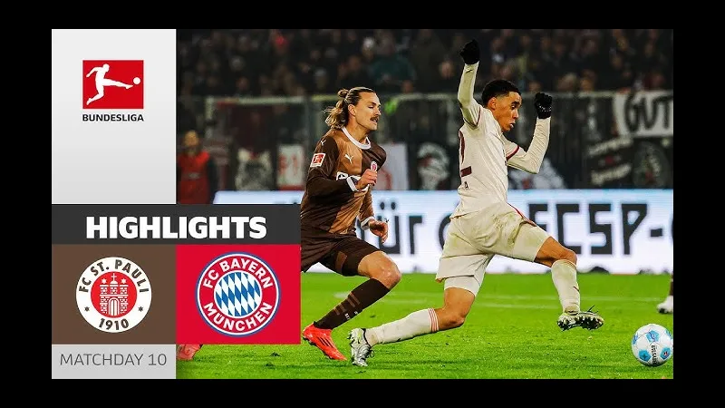 Cầu thủ Bayern Munich cướp bóng khỏi đối thủ St. Pauli trên sân cỏ Cầu thủ Bayern Munich cướp bóng khỏi đối thủ St. Pauli trên sân cỏ