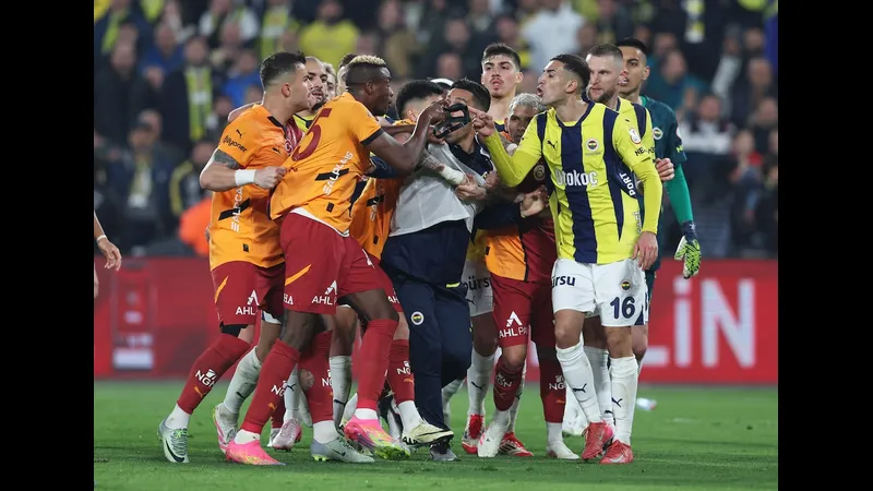 Cầu thủ Fenerbahce vượt qua hậu vệ Galatasaray với tốc độ và kỹ thuật đi bóng xuất sắc.