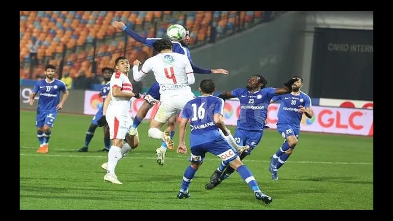 Cầu thủ của Haras El Hodood tiến về phía mục tiêu trong một tình huống tranh chấp với cầu…