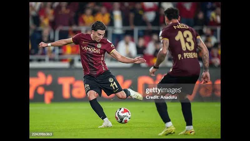 Cầu thủ Kasimpasa với bóng trước áp sát của cầu thủ Genclerbirligi trong trận đấu