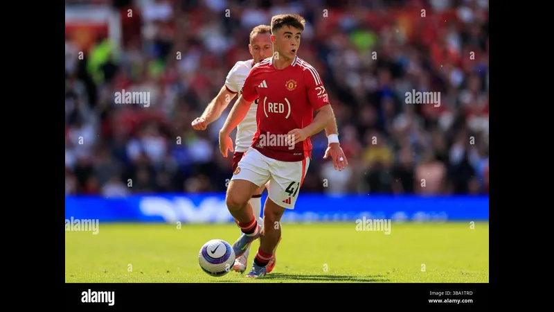 Cầu thủ MU với quyết tâm đánh đầu trong trận đấu với West Ham Cầu thủ MU với quyết tâm đánh đầu trong trận đấu với West Ham