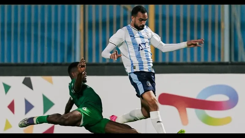 Một cầu thủ của đội Old Edwardians đang nỗ lực chống đỡ sức ép từ cầu thủ của đội Bhantal…