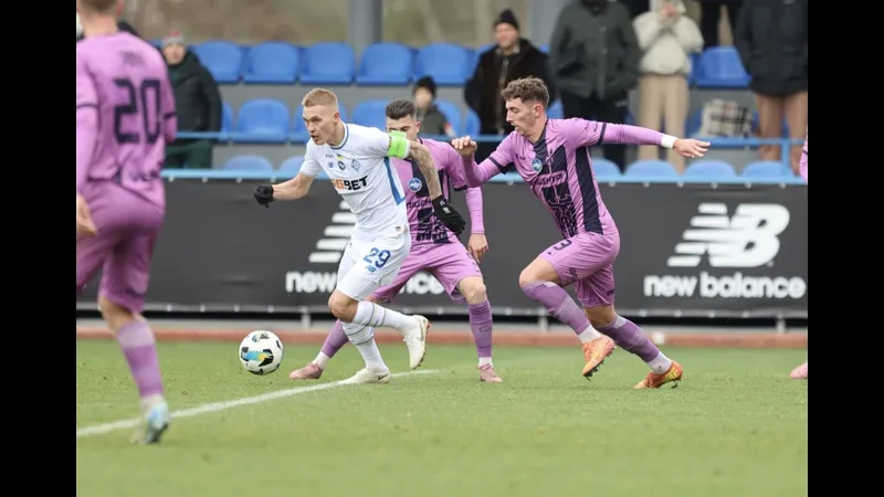 Cầu thủ của SC Poltava chạy nhanh với bóng trước sự truy đuổi của cầu thủ Epitsentr Cầu thủ của SC Poltava chạy nhanh với bóng trước sự truy đuổi của cầu thủ Epitsentr