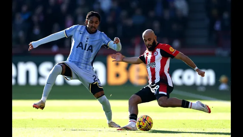 Cầu thủ Tottenham với bóng trước sự áp đảo của cầu thủ Brentford