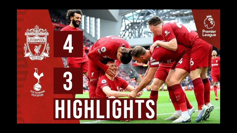 Cầu thủ Tottenham giữ bóng trước sự áp sát của cầu thủ Liverpool Cầu thủ Tottenham giữ bóng trước sự áp sát của cầu thủ Liverpool