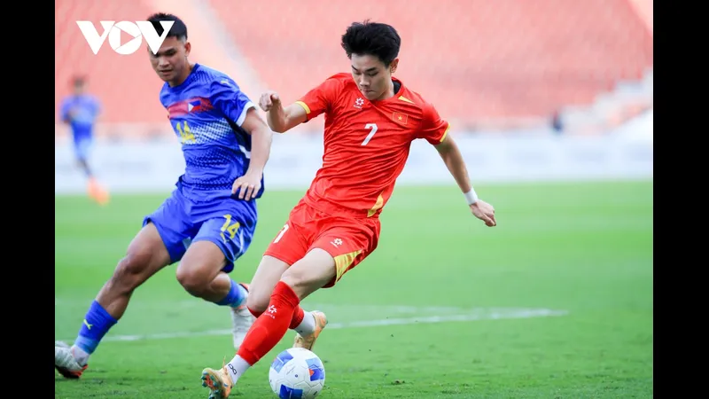 Cầu thủ U22 Việt Nam truy cản bóng từ cầu thủ U22 Thái Lan trong trận đấu quyết liệt