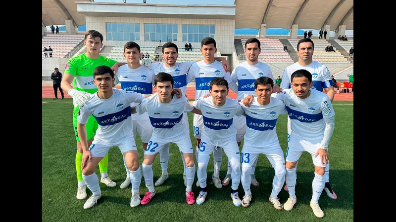 Arkadag chạy nhanh với bóng trước sự áp đảo của cầu thủ Al Nassr Arkadag chạy nhanh với bóng trước sự áp đảo của cầu thủ Al Nassr