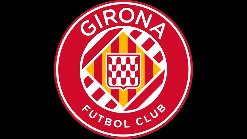 Cầu thủ Alaves và Girona đấu tranh gay gắt trên sân cỏ