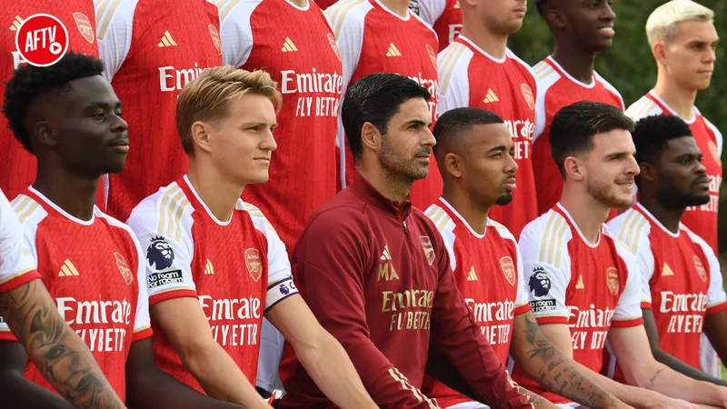 Cầu thủ Arsenal đang tung cú sút mạnh mẽ vào khung thành của Brentford Cầu thủ Arsenal đang tung cú sút mạnh mẽ vào khung thành của Brentford