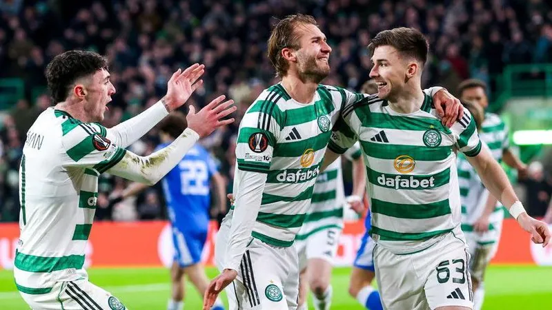Cầu thủ Celtic và Stuttgart tranh chấp quả bóng trên sân cỏ Cầu thủ Celtic và Stuttgart tranh chấp quả bóng trên sân cỏ