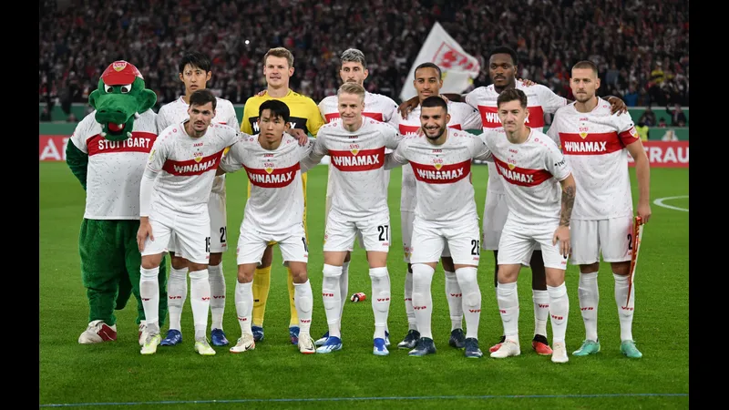 Cầu thủ Celtic và Stuttgart tranh chấp trên sân Cầu thủ Celtic và Stuttgart tranh chấp trên sân