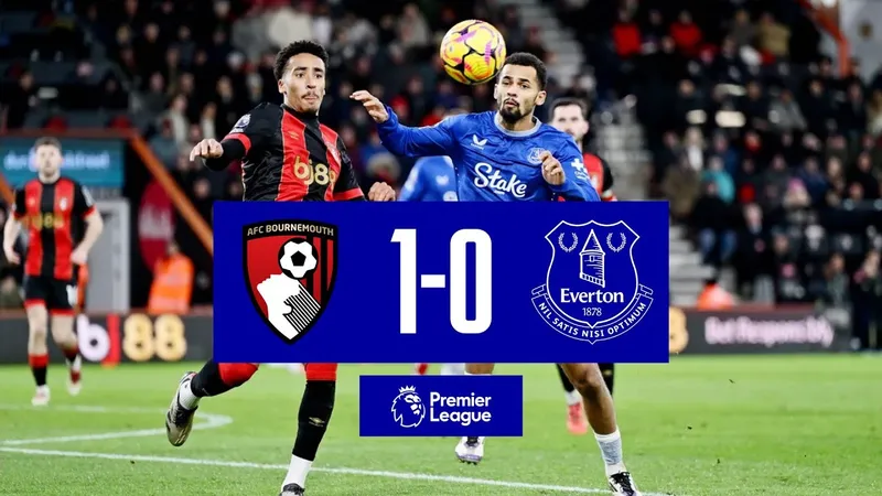 Cầu thủ Everton và Bournemouth tranh chấp quả bóng trên sân cỏ Cầu thủ Everton và Bournemouth tranh chấp quả bóng trên sân cỏ