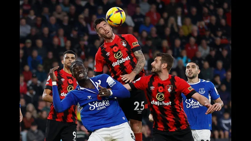 Cầu thủ Everton thực hiện cú sút mạnh mẽ vào khung thành của Bournemouth Cầu thủ Everton thực hiện cú sút mạnh mẽ vào khung thành của Bournemouth