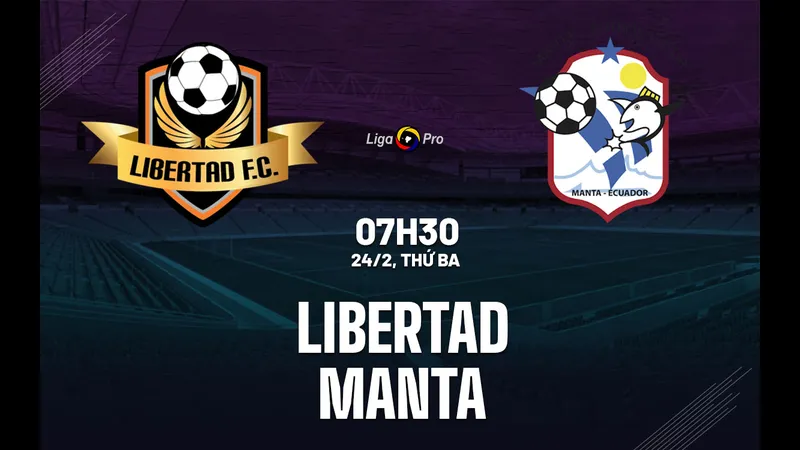 Cầu thủ Libertad và Manta tranh chấp bóng trước khán giả sôi động