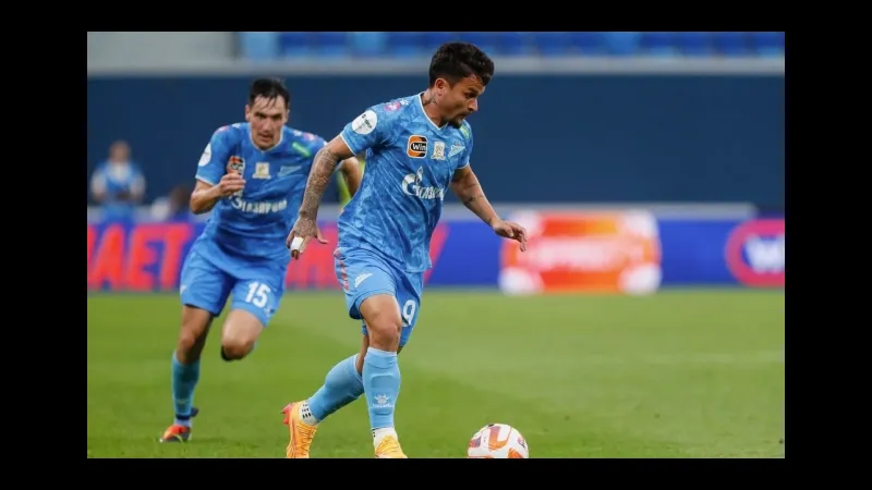 Cầu thủ Zenit và CSKA Moscow tranh chấp bóng trên sân cỏ - Phong độ gần