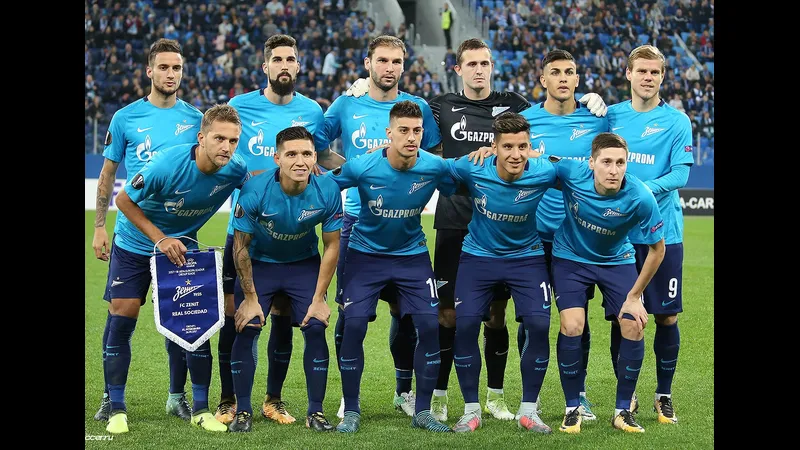 Cầu thủ của Zenit và CSKA Moscow tranh chấp bóng trên sân